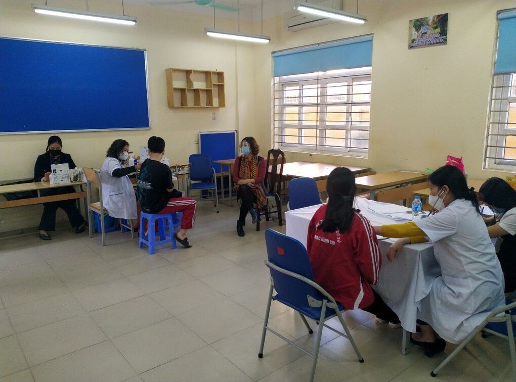 Học sinh khối 8 trường THCS Mạc Đĩnh Chi tiêm mũi thứ nhất vắc-xin phòng Covid-19