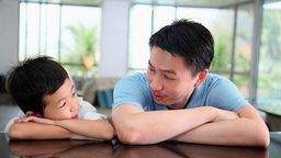 Tám cách giúp trẻ mở lòng với bố mẹ