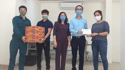 ĐÓA HOA TÌNH NGƯỜI NỞ GIỮA MÙA ĐẠI DỊCH