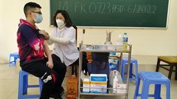 Học sinh khối 7, 8 trường THCS Mạc Đĩnh Chi tiêm mũi thứ hai vắc-xin phòng Covid-19