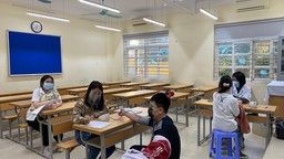 Học sinh khối 7 trường THCS Mạc Đĩnh Chi tiêm mũi thứ nhất vắc-xin phòng Covid-19