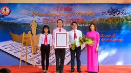 Ca khúc vang trong tiếng trống khai trường