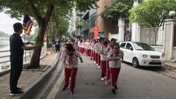 Học sinh hào hứng trong giải chạy báo Hà Nội Mới lần thứ 47 – Vì hòa bình năm 2021 tại trường THCS Mạc Đĩnh Chi