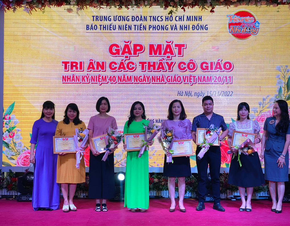 Liên đội trường THCS Mạc Đĩnh Chi nhận Giấy khen của Trung ương Đoàn TNCS Hồ Chí Minh