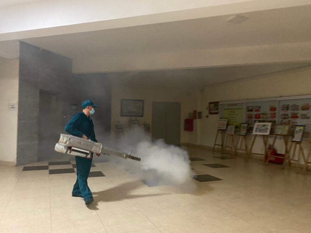 Phun hoá chất khử khuẩn tại trường THCS Mạc Đĩnh Chi