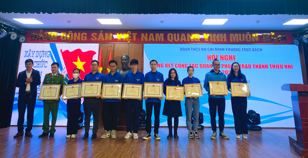 Chi đoàn trường THCS Mạc Đĩnh Chi đã đạt thành tích xuất sắc trong công tác Đoàn và phong trào Thanh thiếu nhi phường năm 2022 và được Đoàn phường trao tặng giấy khen