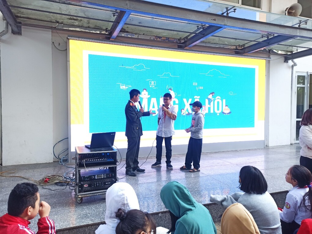 Học sinh trường THCS Mạc Đĩnh Chi tham gia buổi tuyên truyền An ninh mạng