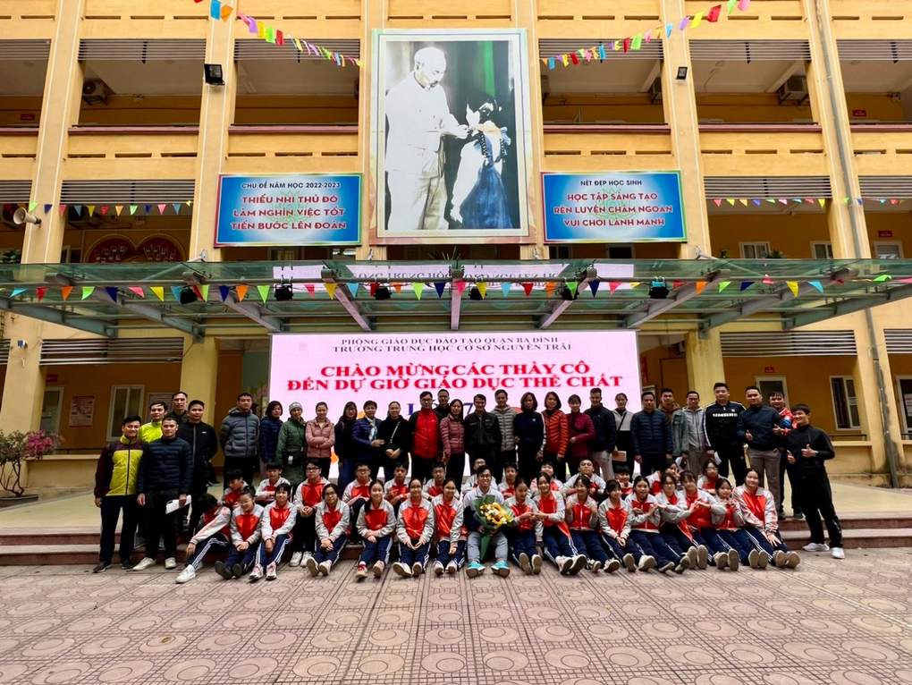 Giáo viên trường THCS Mạc Đĩnh Chi tham dự Chuyên đề cấp quận Môn Thể dục