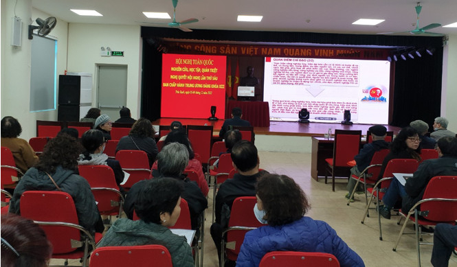 Đảng viên Chi bộ trường THCS Mạc Đĩnh Chi học tập Nghị quyết Hội nghị VI BCH Trung ương Đảng khoá XIII