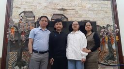 Gia đình thầy giáo Bùi Quốc Trình - Gia đình công nhân, viên chức, lao động tiêu biểu trong năm học 2020 - 2021