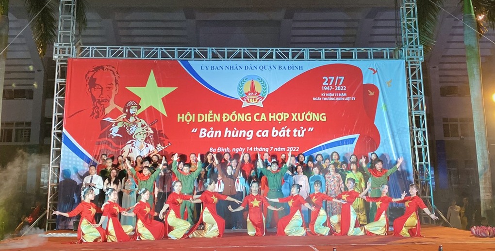 Giáo viên và học sinh trường THCS Mạc Đĩnh Chi tham gia hội diễn đồng ca hợp xướng ”Bản hùng ca bất tử” kỷ niệm 75 năm ngày Thương binh, Liệt sỹ