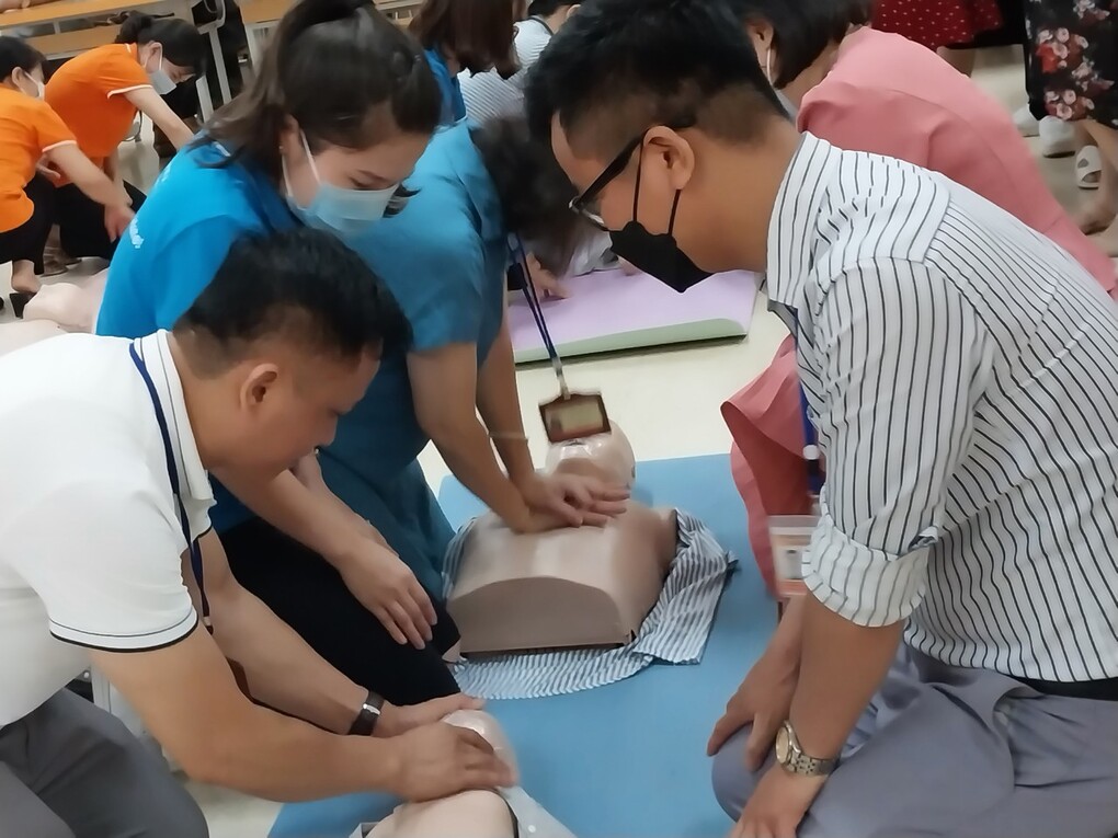 Trường THCS Mạc Đĩnh Chi tập huấn kỹ năng sơ cấp cứu  cho cán bộ, giáo viên, nhân viên