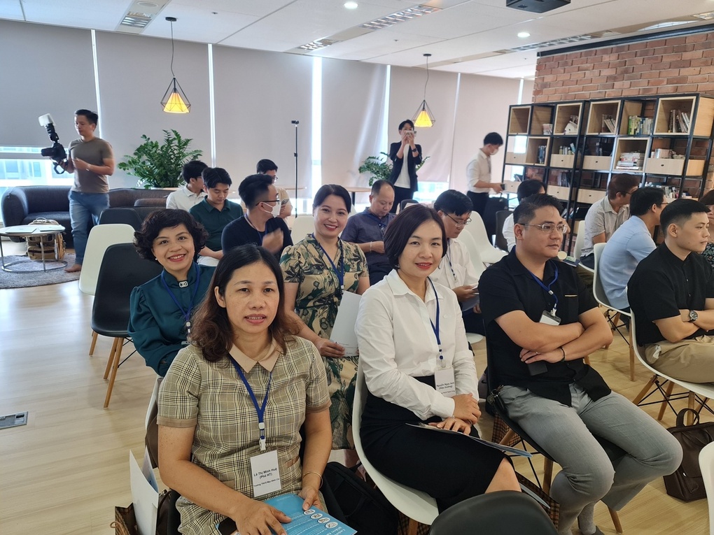 Ban giám hiệu trường THCS Mạc Đĩnh Chi tham dự hội thảo "Dạy số - Học số - Chuyển đổi số trong giáo dục"