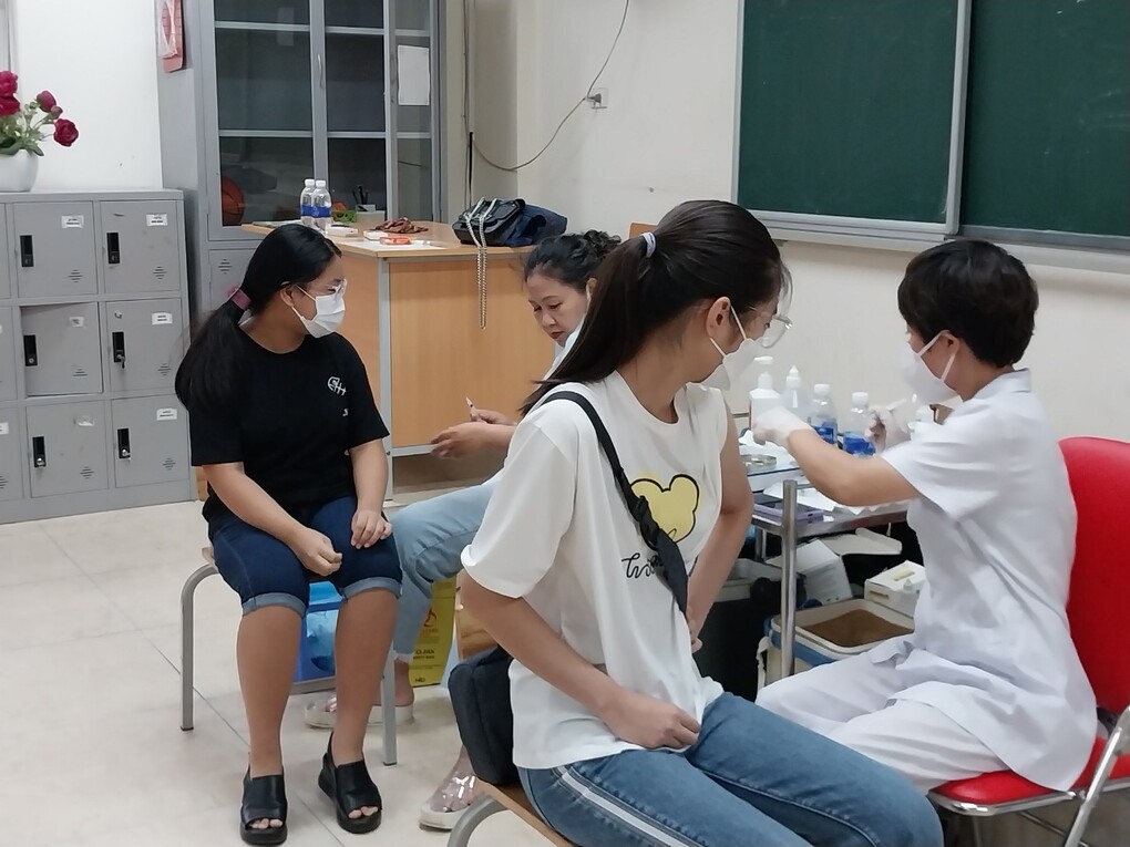 TIÊM VẮC XIN PHÒNG CHỐNG CÔVID 19 MŨI 3  CHO HỌC SINH ĐỘ TUỔI TỪ 12 ĐẾN 17