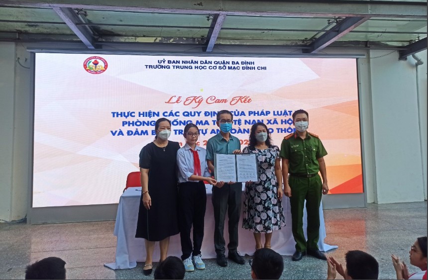 Lễ Kí cam kết thực hiện các quy định pháp luật về phòng chống ma tuý, tệ nạn xã hội; đảm bảo trật tự an toàn giao thông