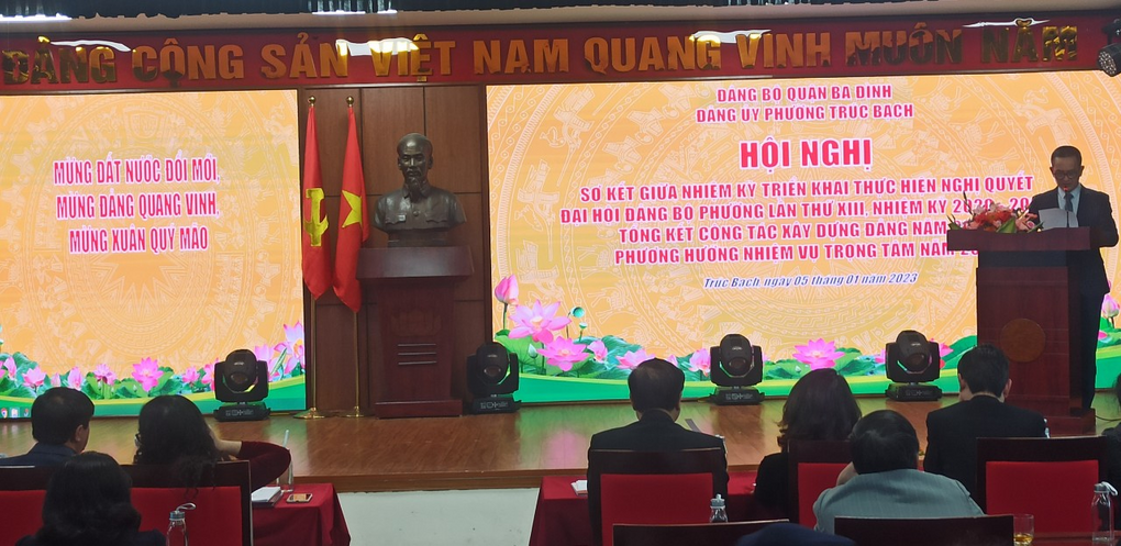 Chi bộ Đảng trường THCS Mạc Đĩnh Chi nhận Giấy khen của Đảng bộ phường Trúc Bạch