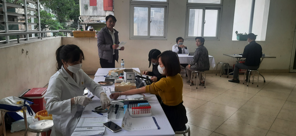 Khám sức khoẻ cho cán bộ quản lý, giáo viên, nhân viên nhà trường