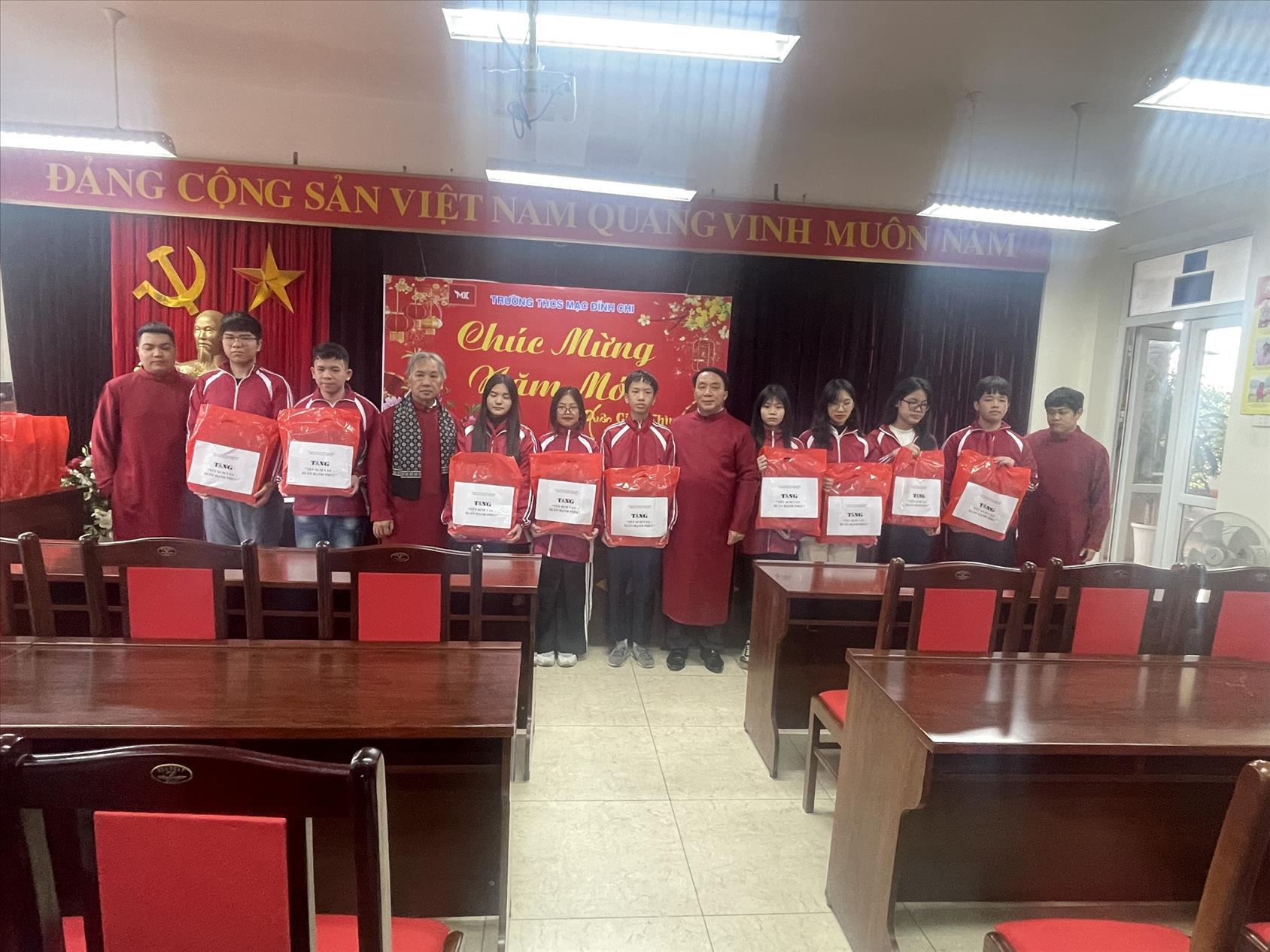 Quyết định về việc kiện toàn Hội đồng trường