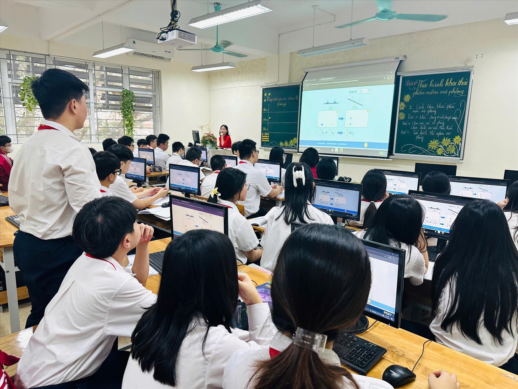 Trường THCS Mạc Đĩnh Chi tổ chức thành công buổi sinh hoạt chuyên đề cấp quận môn Tin học