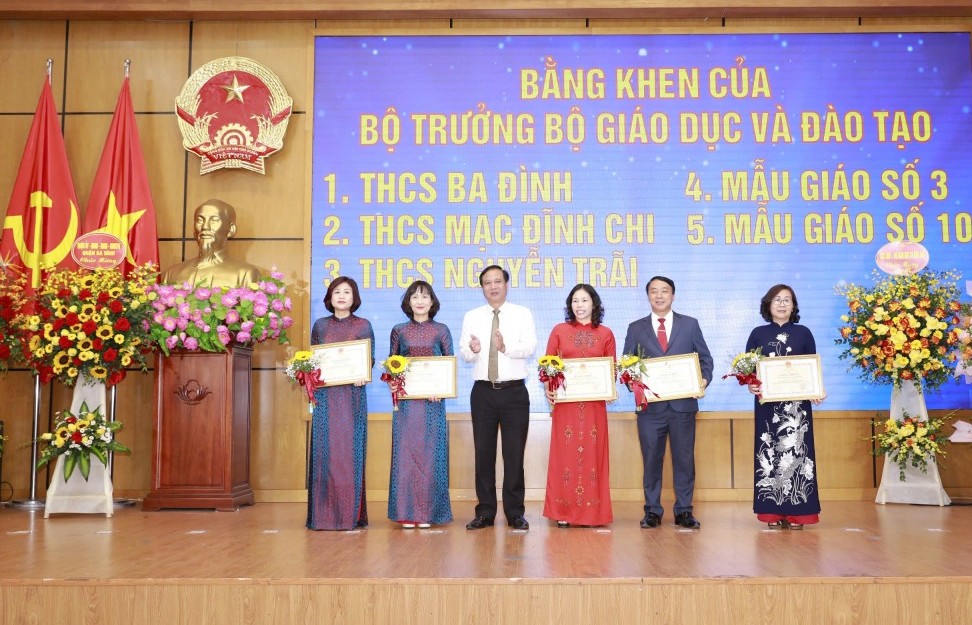 Bộ trưởng Bộ Giáo dục và Đào tạo tặng Bằng khen cho trường THCS Mạc Đĩnh Chi - Ba Đình - Hà Nội