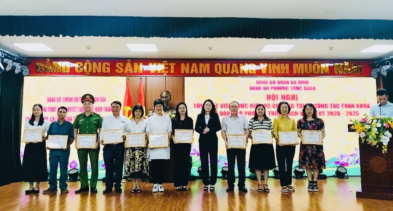 Đảng bộ phường Trúc Bạch tặng Giấy khen cho Chi bộ và Bí thư Chi bộ trường THCS Mạc Đĩnh Chi