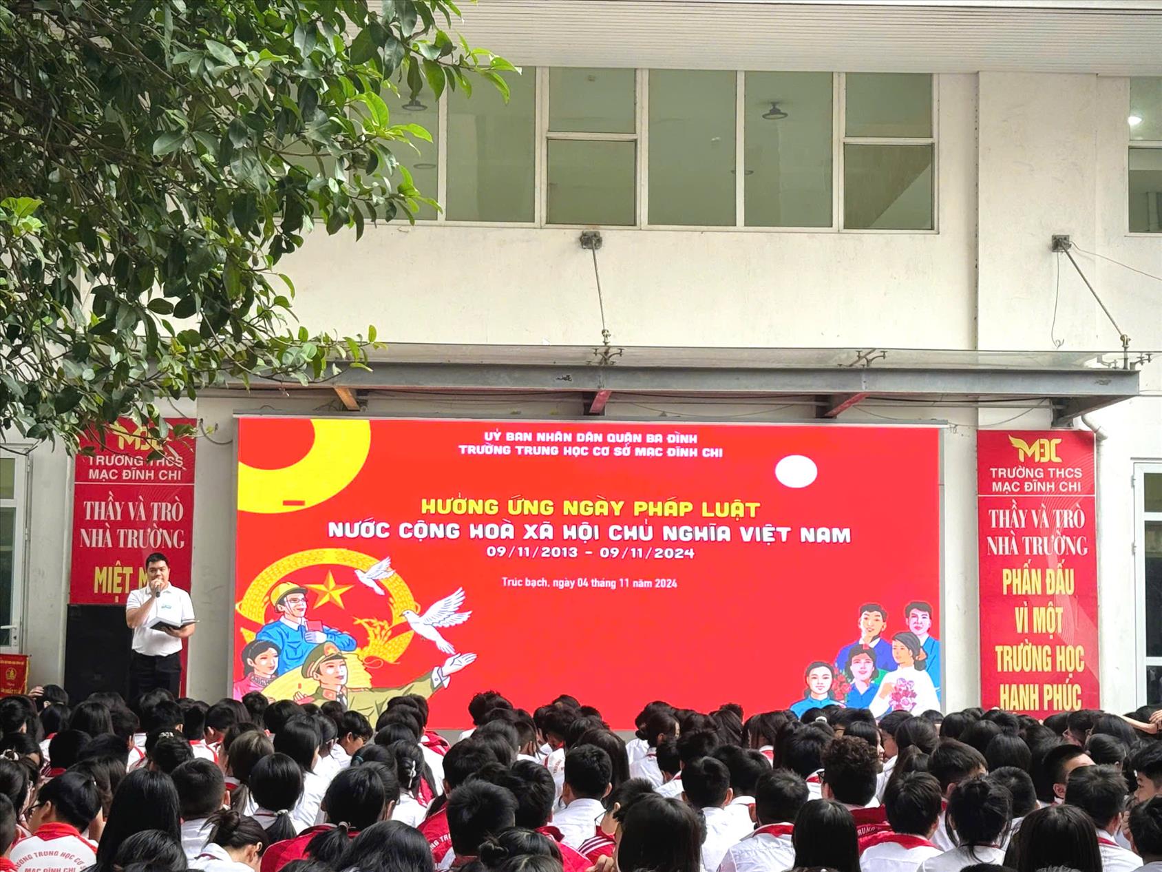 Sinh hoạt dưới cờ: Hưởng ứng Ngày pháp luật nước Cộng hòa xã hội chủ nghĩa Việt Nam