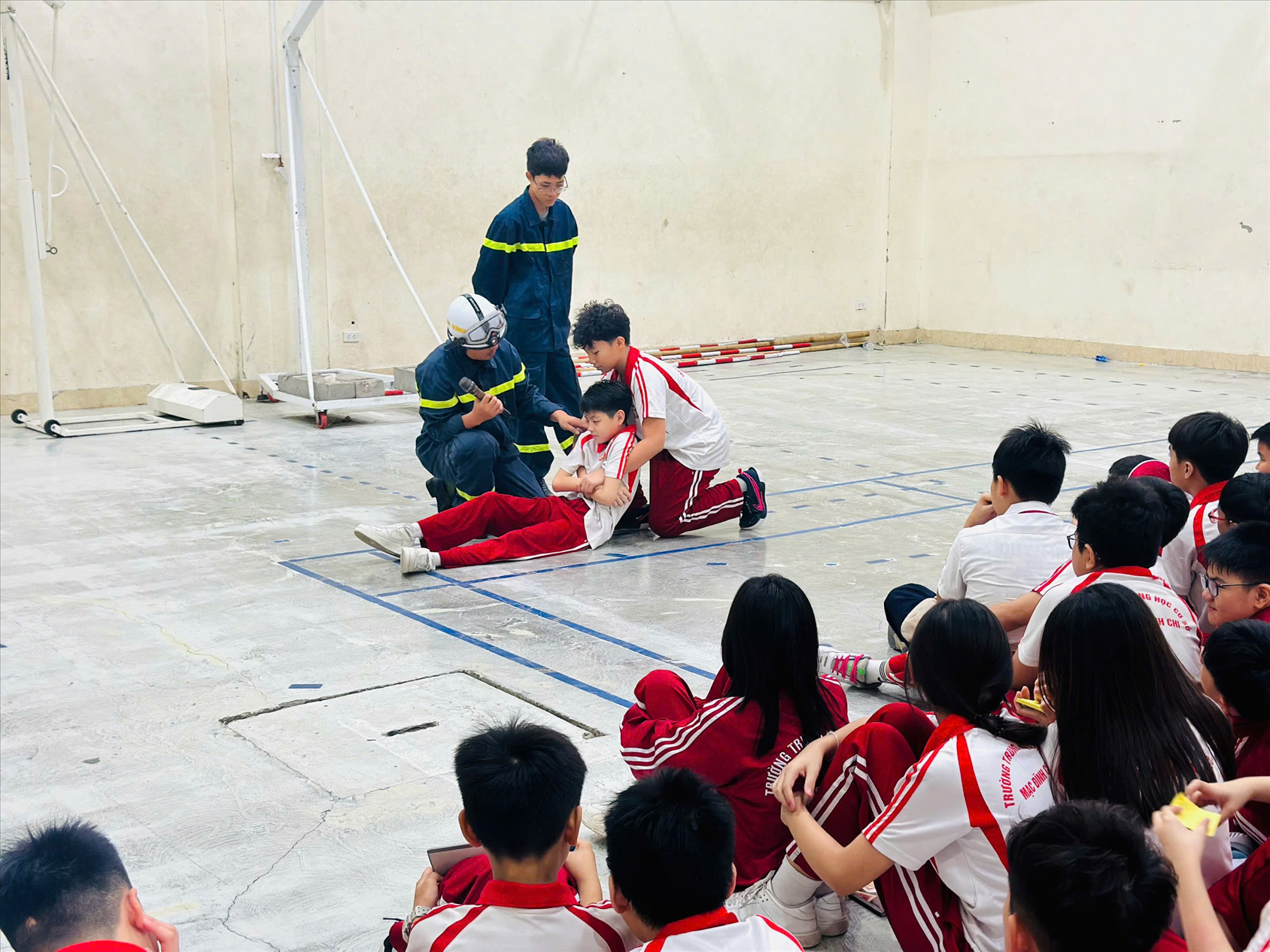 Chương trình tuyên truyền, trải nghiệm thực hành chữa cháy, cứu nạn và cứu hộ cho học sinh, giáo viên nhà trường