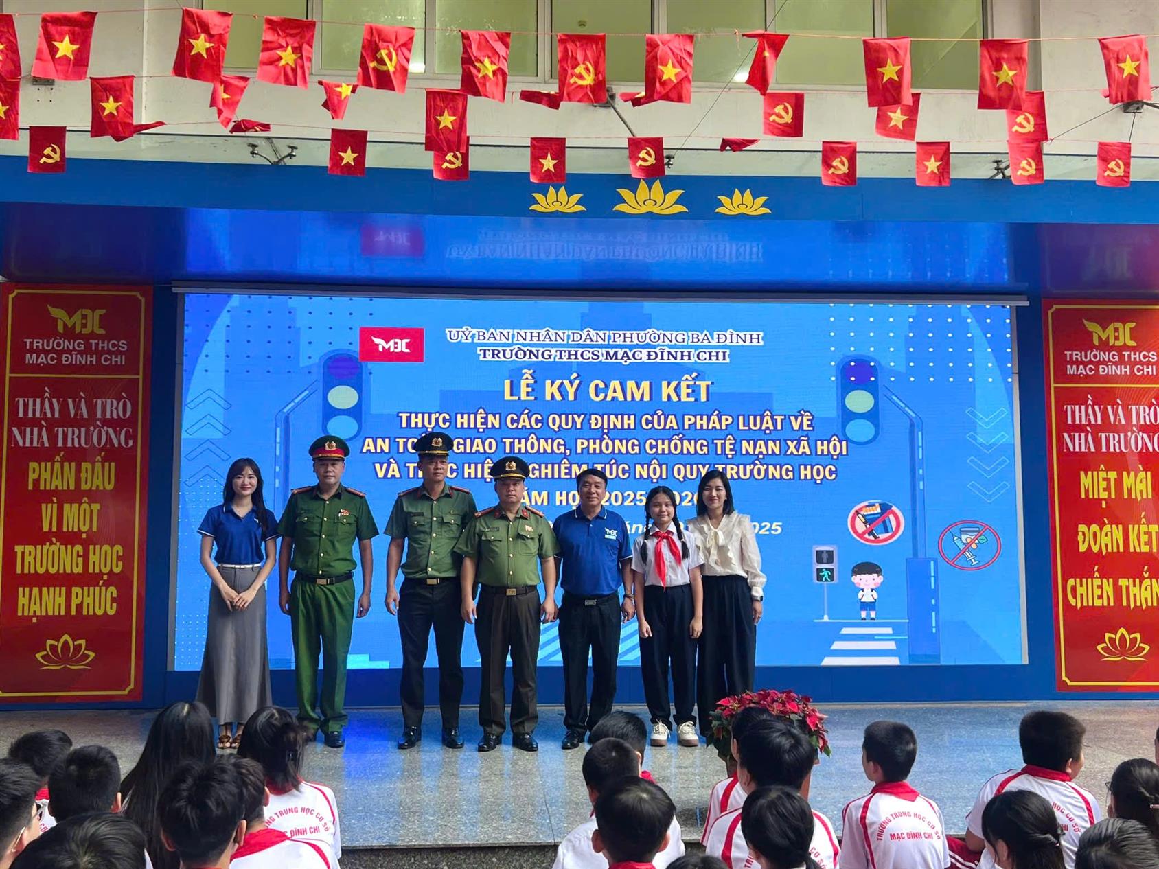 Lễ Ký cam kết về Đảm bảo trật tự ATGT, Phòng chống TNXH và thực hiện nghiêm túc nội quy trường học năm học 2025-2026