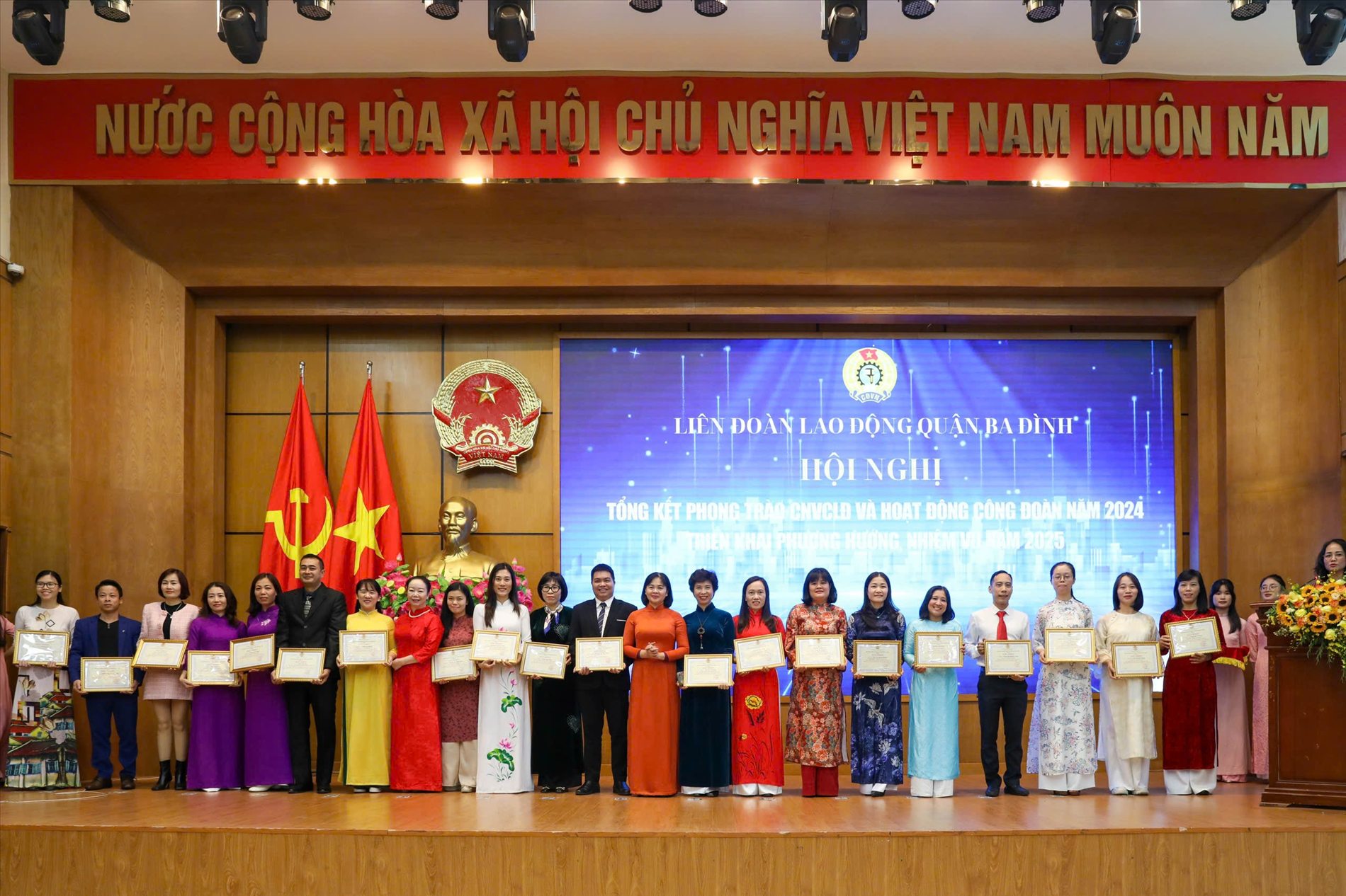 Giáo viên trường THCS Mạc Đĩnh Chi vinh dự nhận giấy khen của Ban chấp hành liên đoàn lao động quận Ba Đình