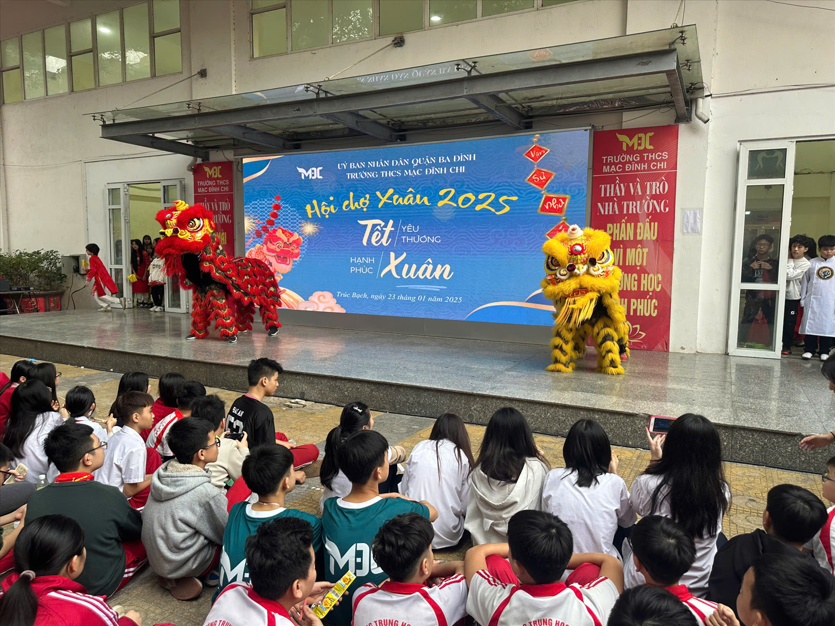 Trường THCS Mạc Đĩnh Chi tưng bừng tổ chức Hội Chợ Xuân năm 2025