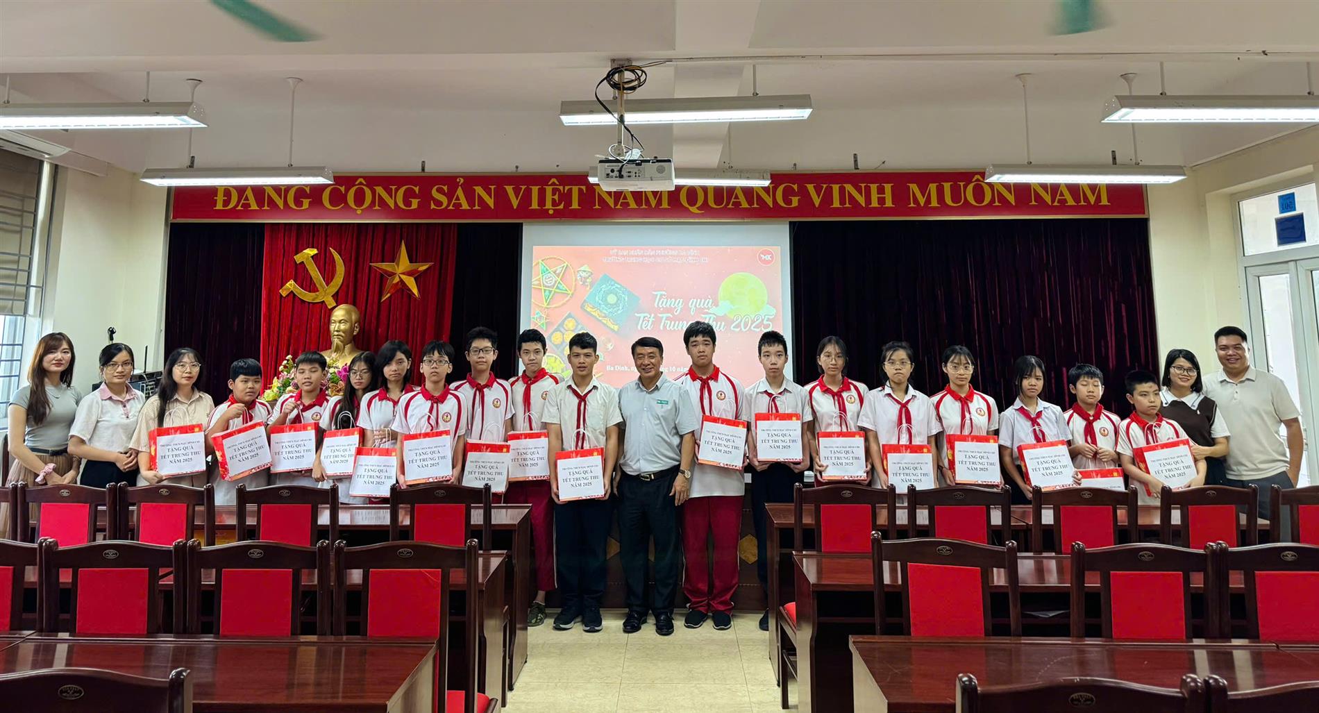 Trường THCS Mạc Đĩnh Chi gửi trao yêu thương đến các em học sinh vươn lên trong học tập