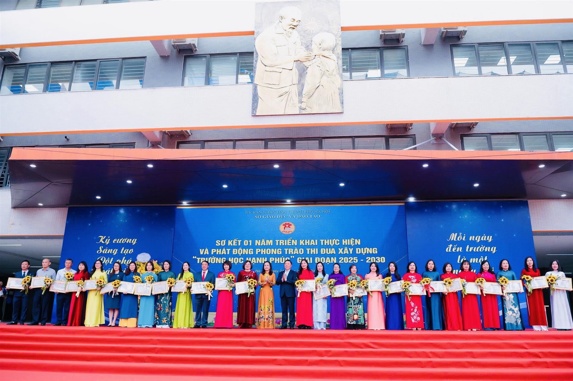 Hiệu trưởng Trường THCS Mạc Đĩnh Chi nhận Giấy khen vì có thành tích xuất sắc trong phong trào thi đua xây dựng “Trường học Hạnh phúc”