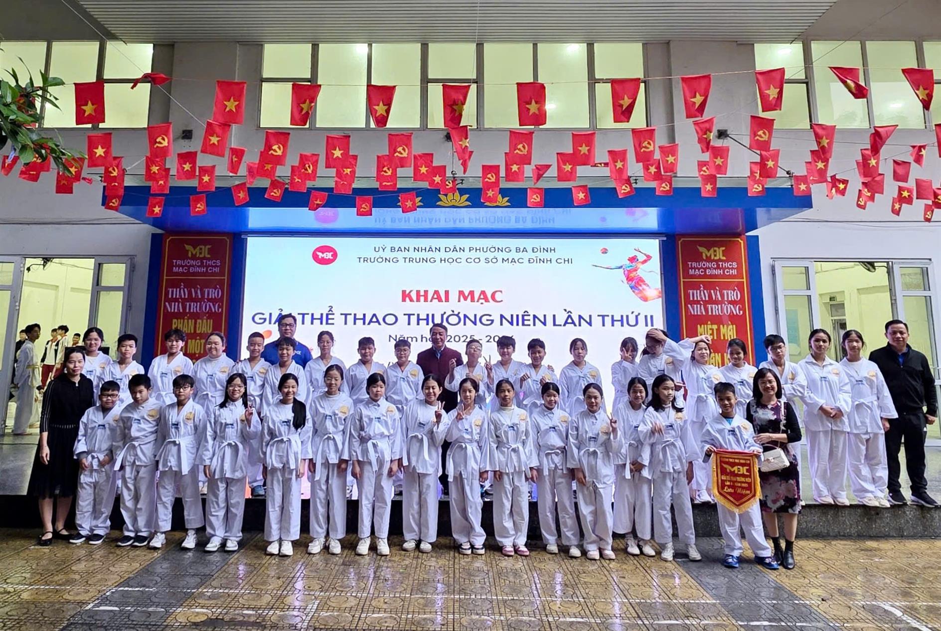 Trường THCS Mạc Đĩnh Chi tưng bừng khai mạc Giải thể thao thường niên lần thứ II