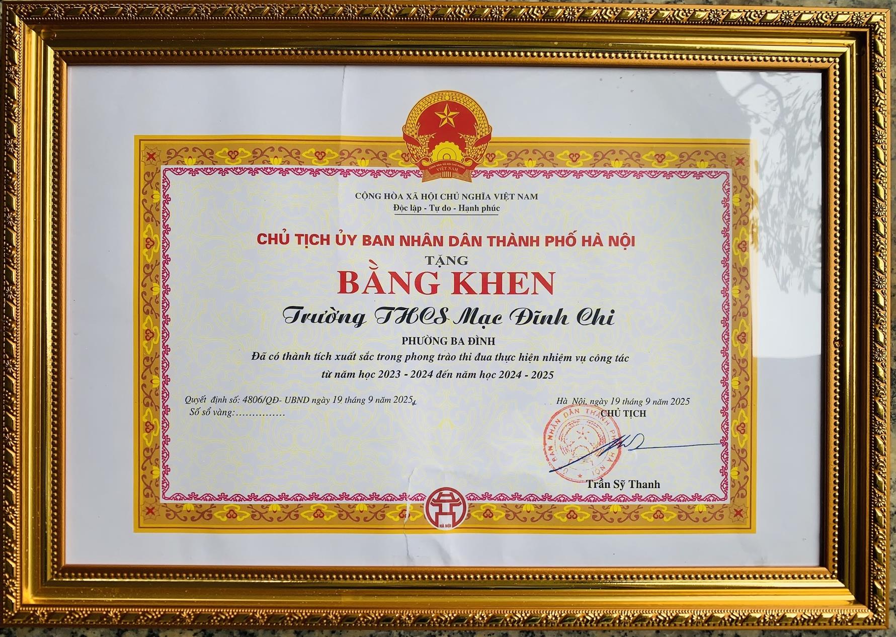 Trường THCS Mạc Đĩnh Chi vinh dự được nhận Bằng khen của Chủ tịch UBND Thành phố Hà Nội