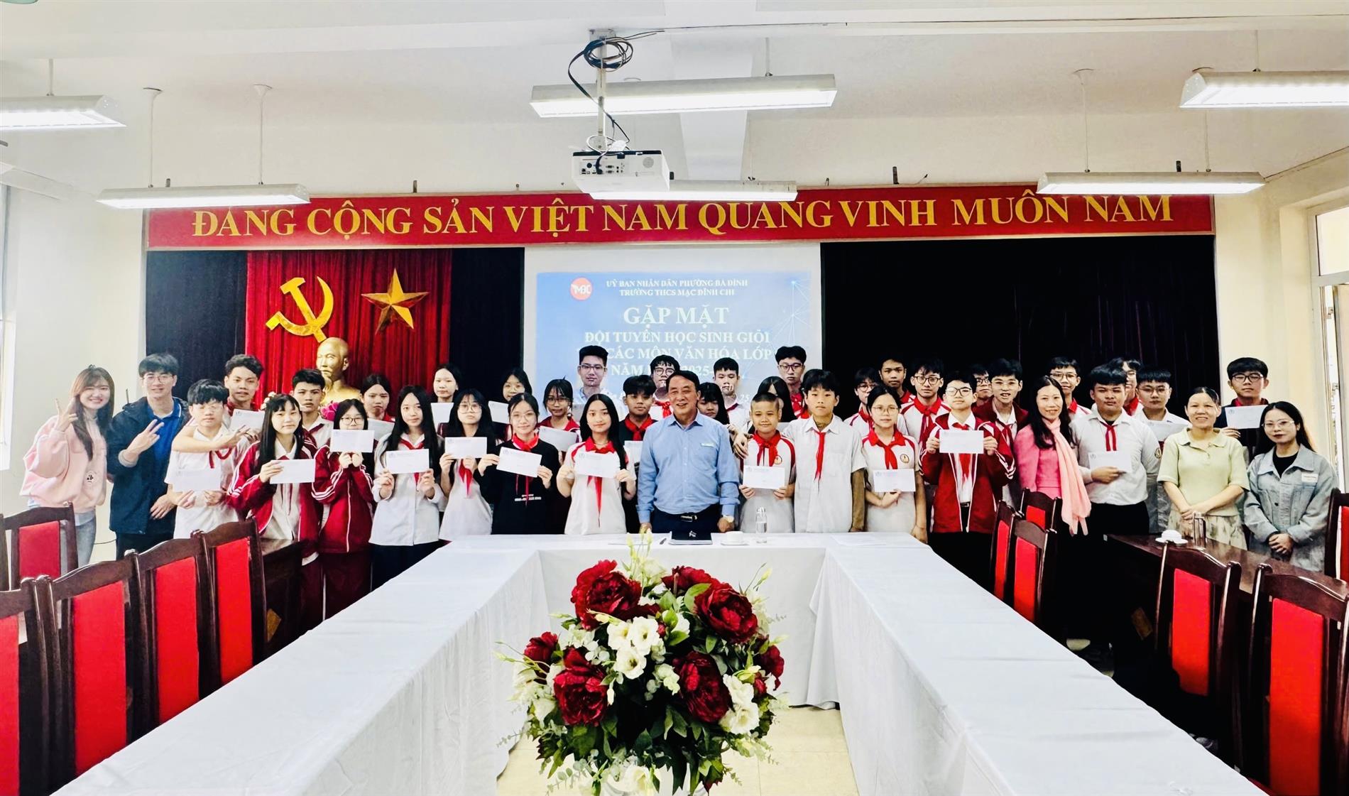 Học sinh trường THCS Mạc Đĩnh Chi đạt thành tích cao trong Kì thi chọn học sinh giỏi các môn văn hóa lớp 9 năm học 2025 - 2026 của phường Ba Đình