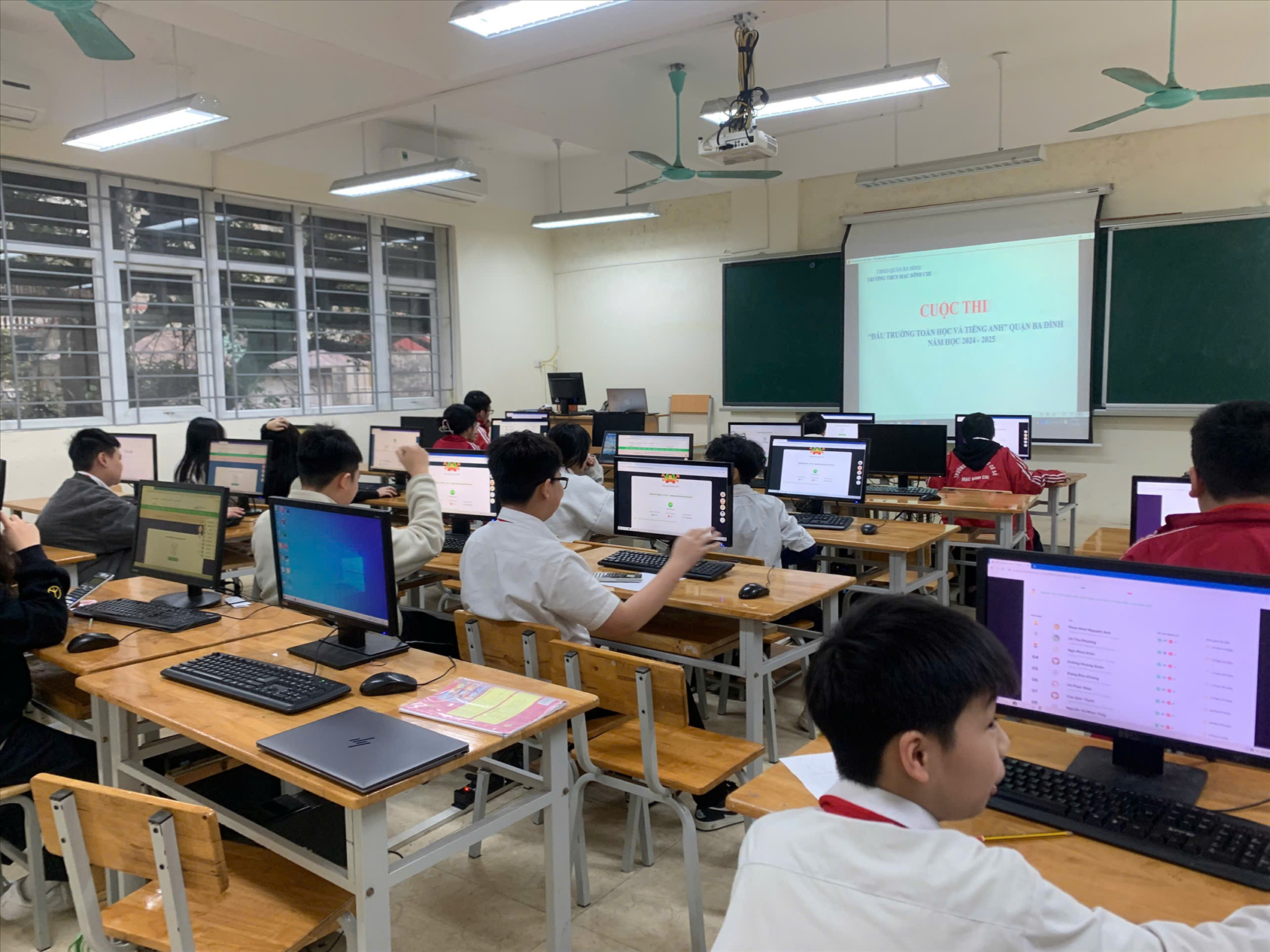 Học sinh trường THCS Mạc Đĩnh Chi tham gia "Đấu trường Toán học và Tiếng Anh" quận Ba Đình