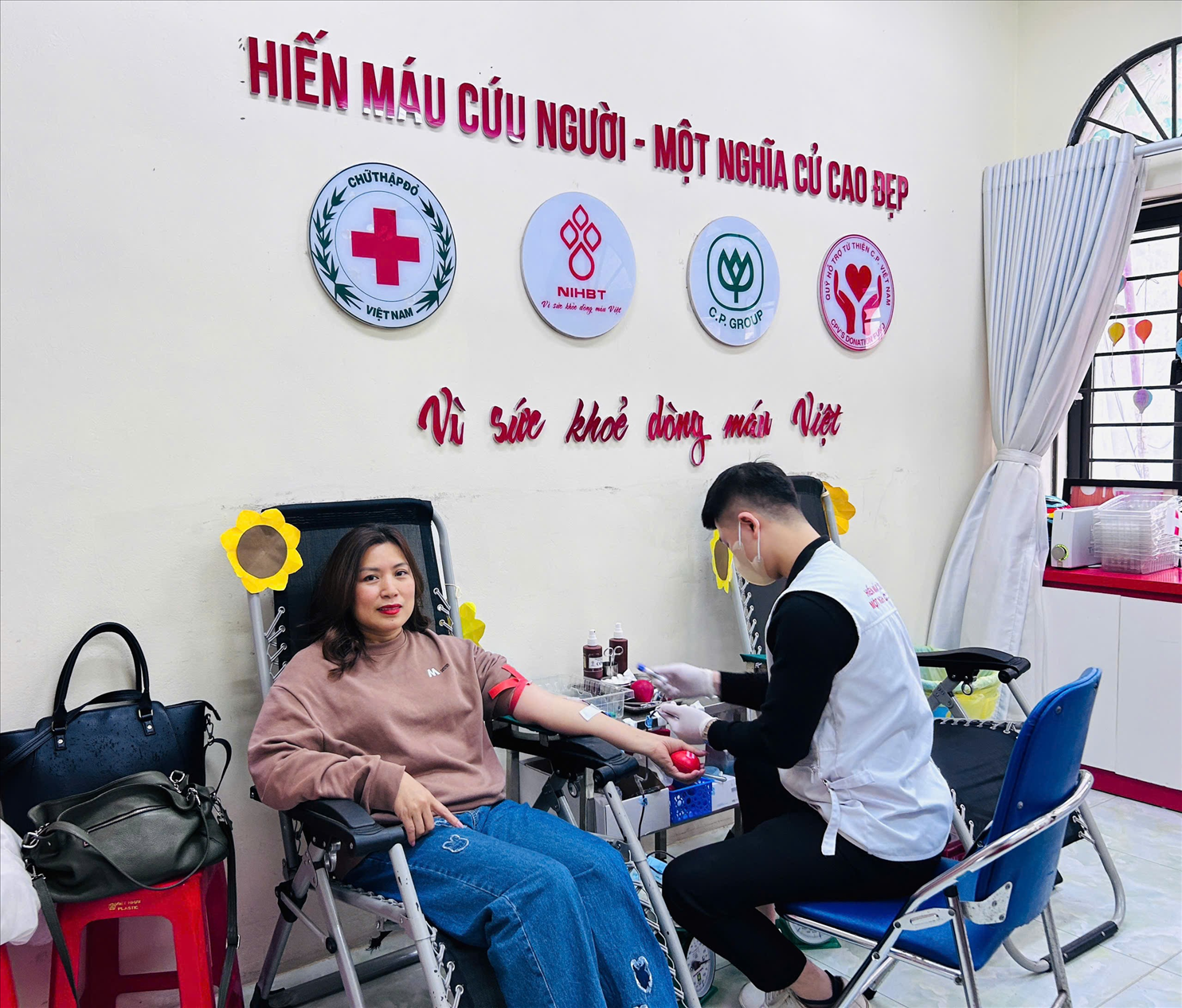 Giáo viên trường THCS Mạc Đĩnh Chi tham gia hiến máu tình nguyện