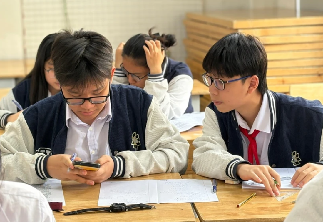 Hà Nội: Học sinh lớp 9 “chạy nước rút” tranh suất vào lớp 10 công lập