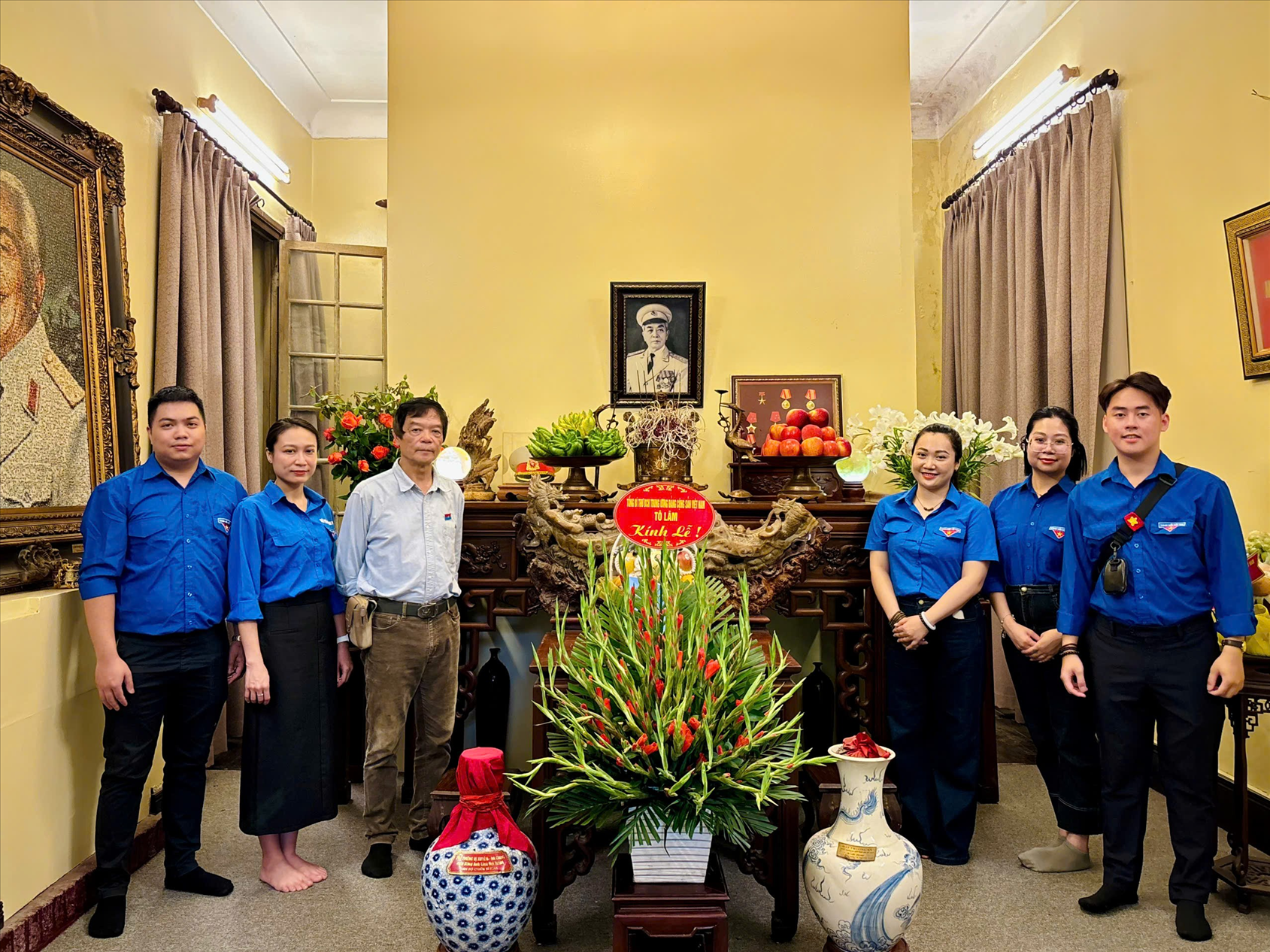 Thầy giáo Hoàng Đức Mạnh tham gia cùng Quận đoàn Ba Đình dâng hương, tưởng niệm Đại tướng Võ Nguyên Giáp; thăm hỏi Trung tướng Nguyễn Quốc Thước và Mẹ Việt Nam Anh hùng Nguyễn Thị Xuyến