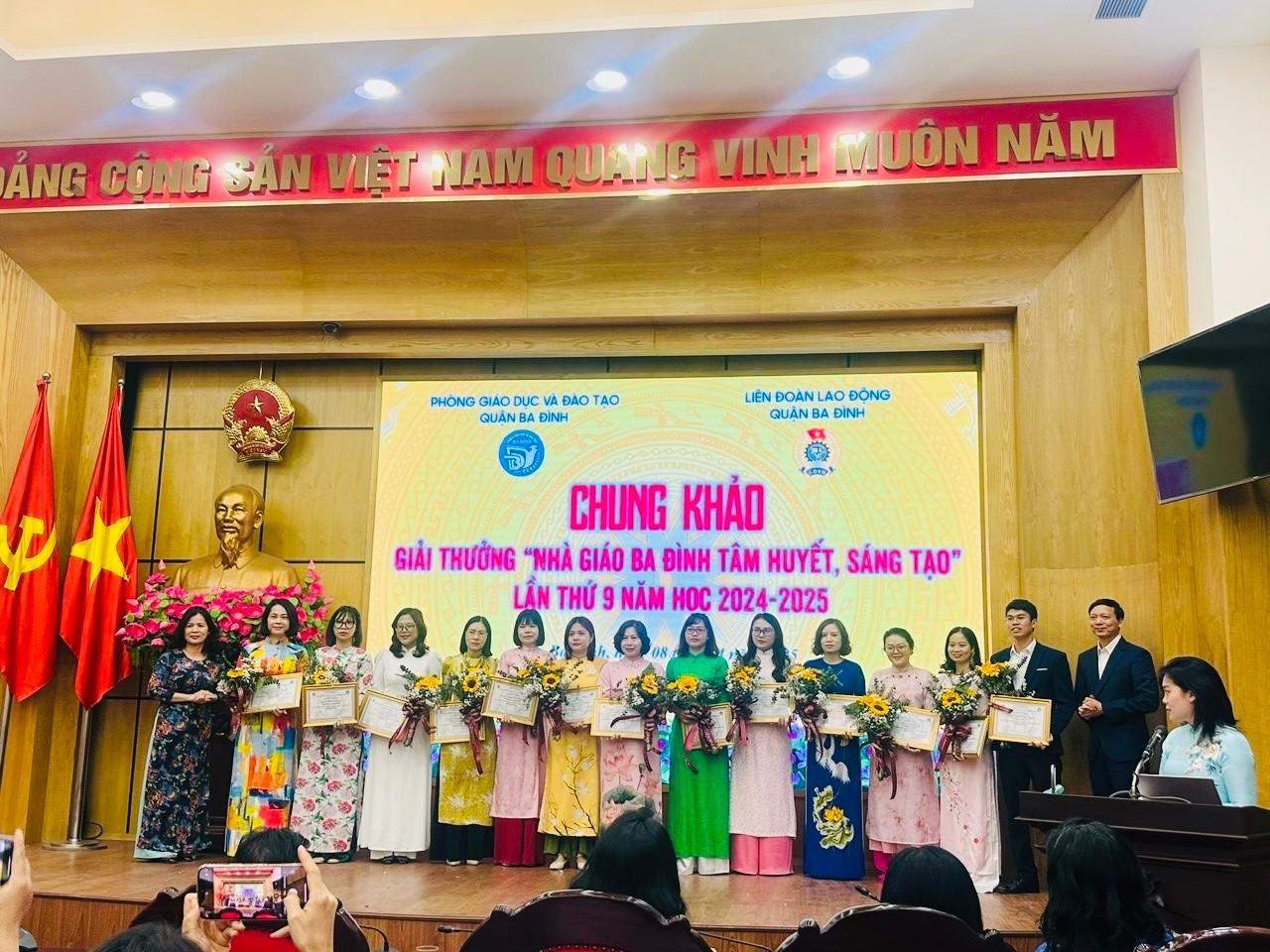 Giáo viên trường THCS Mạc Đĩnh Chi vinh dự nhận được giải thưởng “Nhà giáo Ba Đình tâm huyết, sáng tạo” lần thứ 9 năm học 2024 – 2025