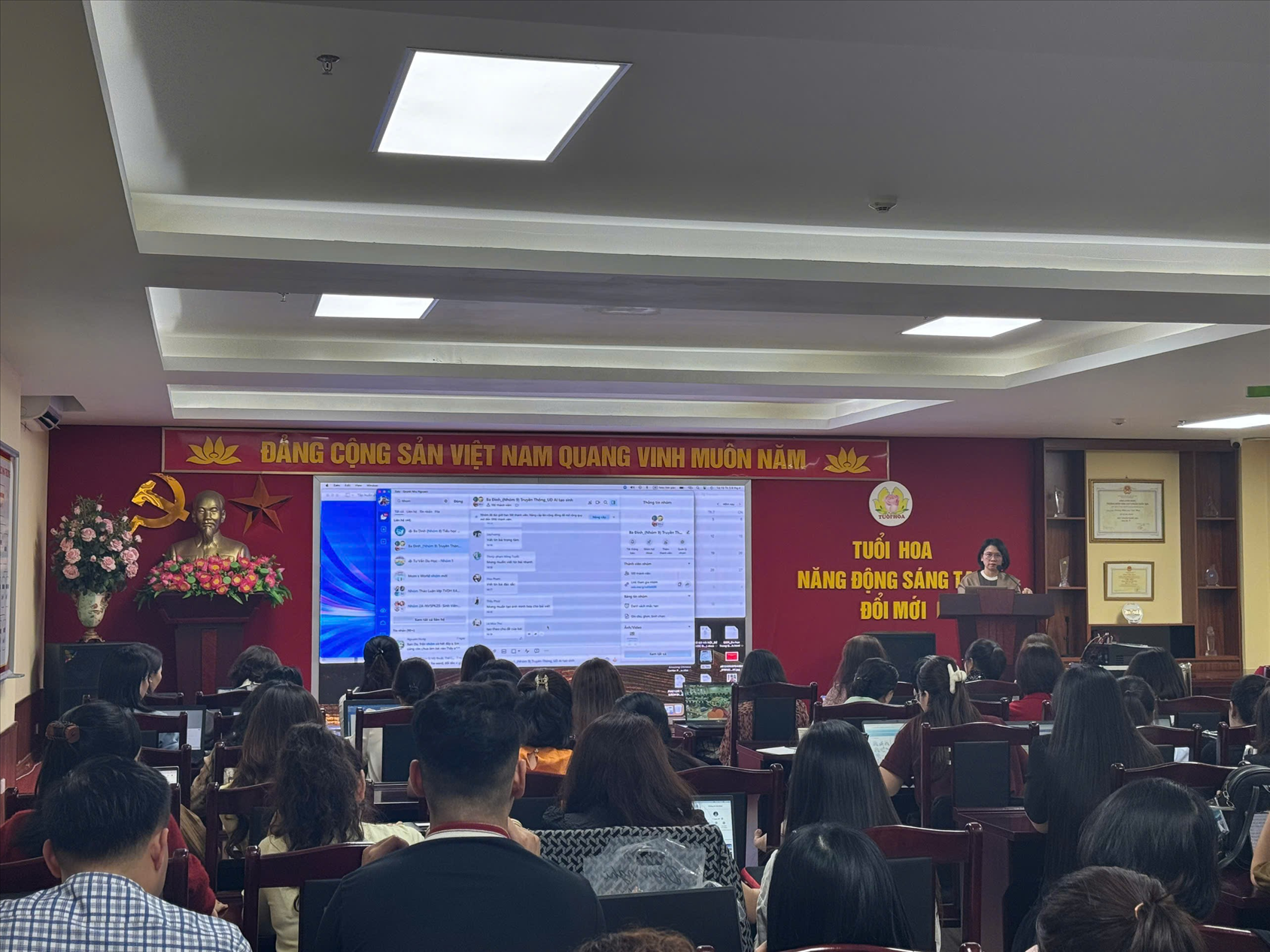 Giáo viên trường THCS Mạc Đĩnh Chi tham dự tập huấn ứng dụng AI trong công tác truyền thông