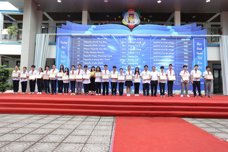 Ba Đình: Hơn 300 học sinh xuất sắc được vinh danh tại Kỳ thi Olympic các môn văn hóa lớp 6, 7, 8