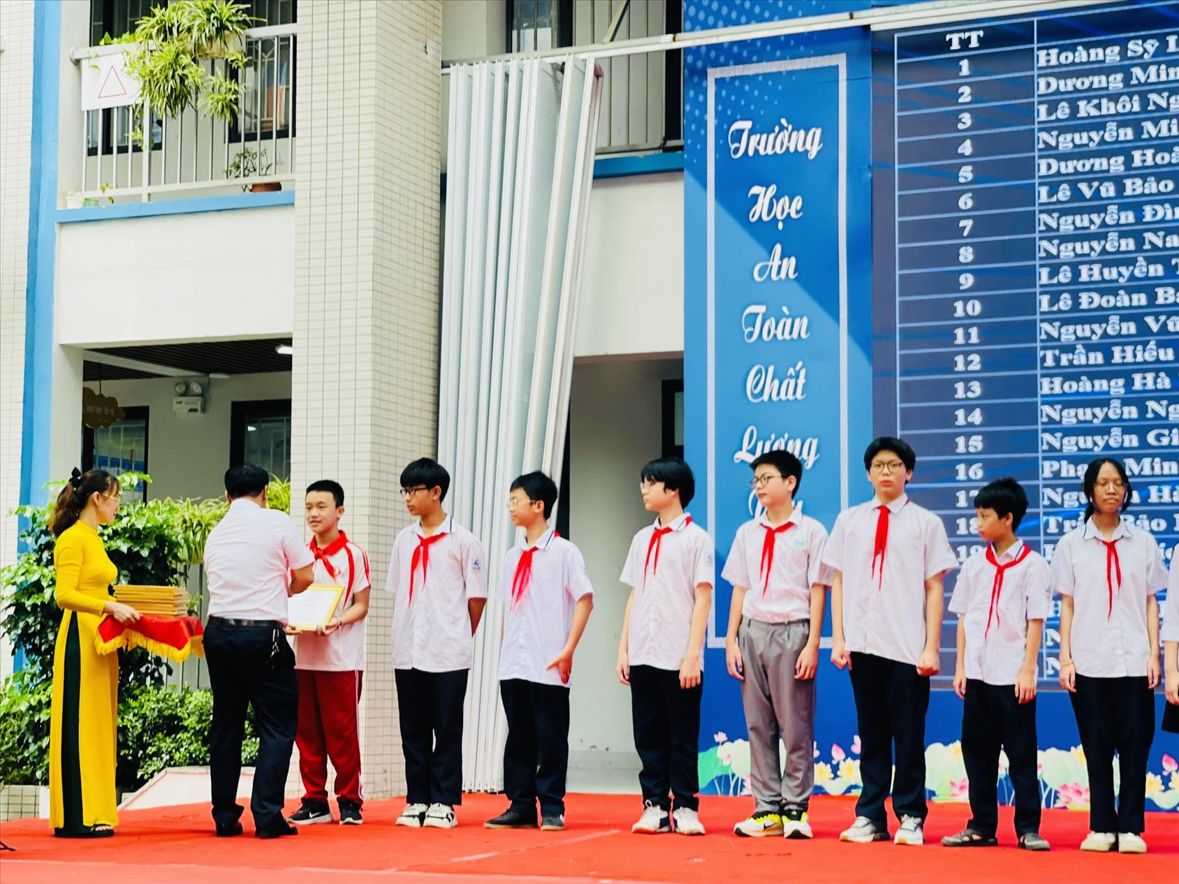 Học sinh THCS Mạc Đĩnh Chi ghi dấu ấn tại Kỳ thi Olympic các môn văn hóa lớp 6, 7, 8 cấp THCS quận Ba Đình năm học 2024 - 2025