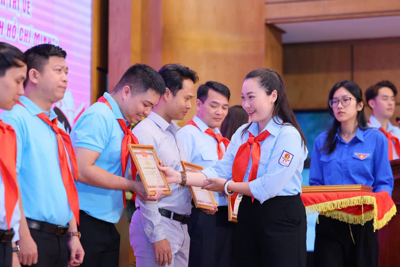 Liên đội trường THCS Mạc Đĩnh Chi được nhận Bằng khen của Thành Đoàn Hà Nội