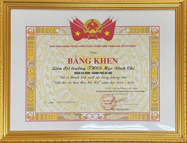 Liên đội Trường THCS Mạc Đĩnh Chi nhận Bằng khen của Trung ương Đoàn vì thành tích xuất sắc trong phong trào “Viết, đọc và làm theo báo Đội”