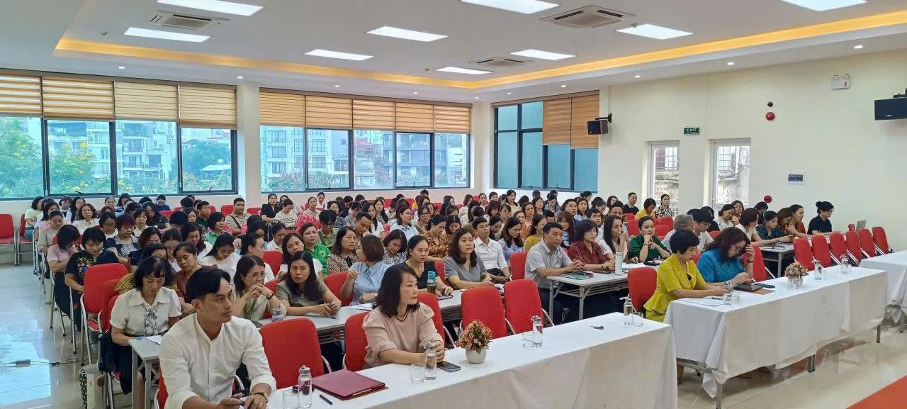 Trường THCS Mạc Đĩnh Chi tham gia lớp bồi dưỡng lý luận chính trị hè năm 2025