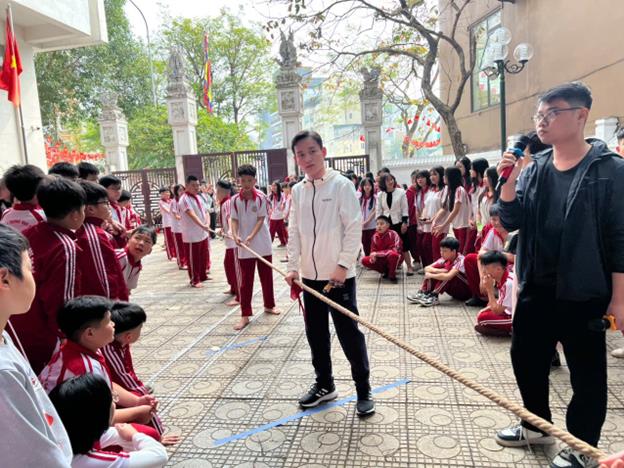 Trường THCS Mạc Đĩnh Chi tổ chức hoạt động trải nghiệm trò chơi dân gian