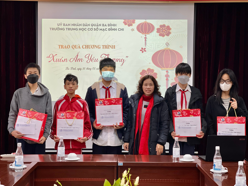 Ảnh có chứa văn bản, bàn, người, trong nhà

Description automatically generated