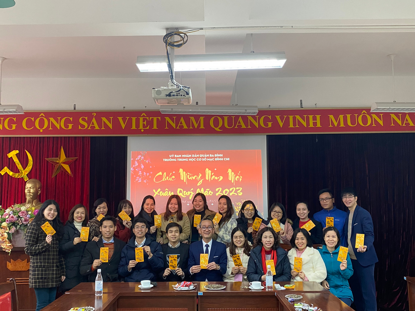 Ảnh có chứa văn bản, người, trong nhà, trần

Description automatically generated