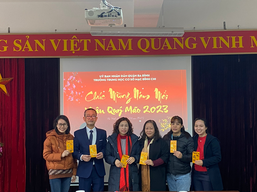 Ảnh có chứa văn bản, người, đứng, tạo dáng

Description automatically generated